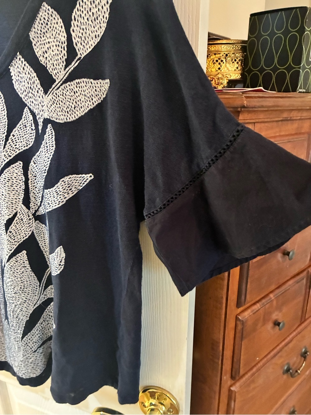 Chicos Linen Navy  White Leaf Print V-Neck Flutter Sleeve Top SZ 1/M - Picture 5 of 5